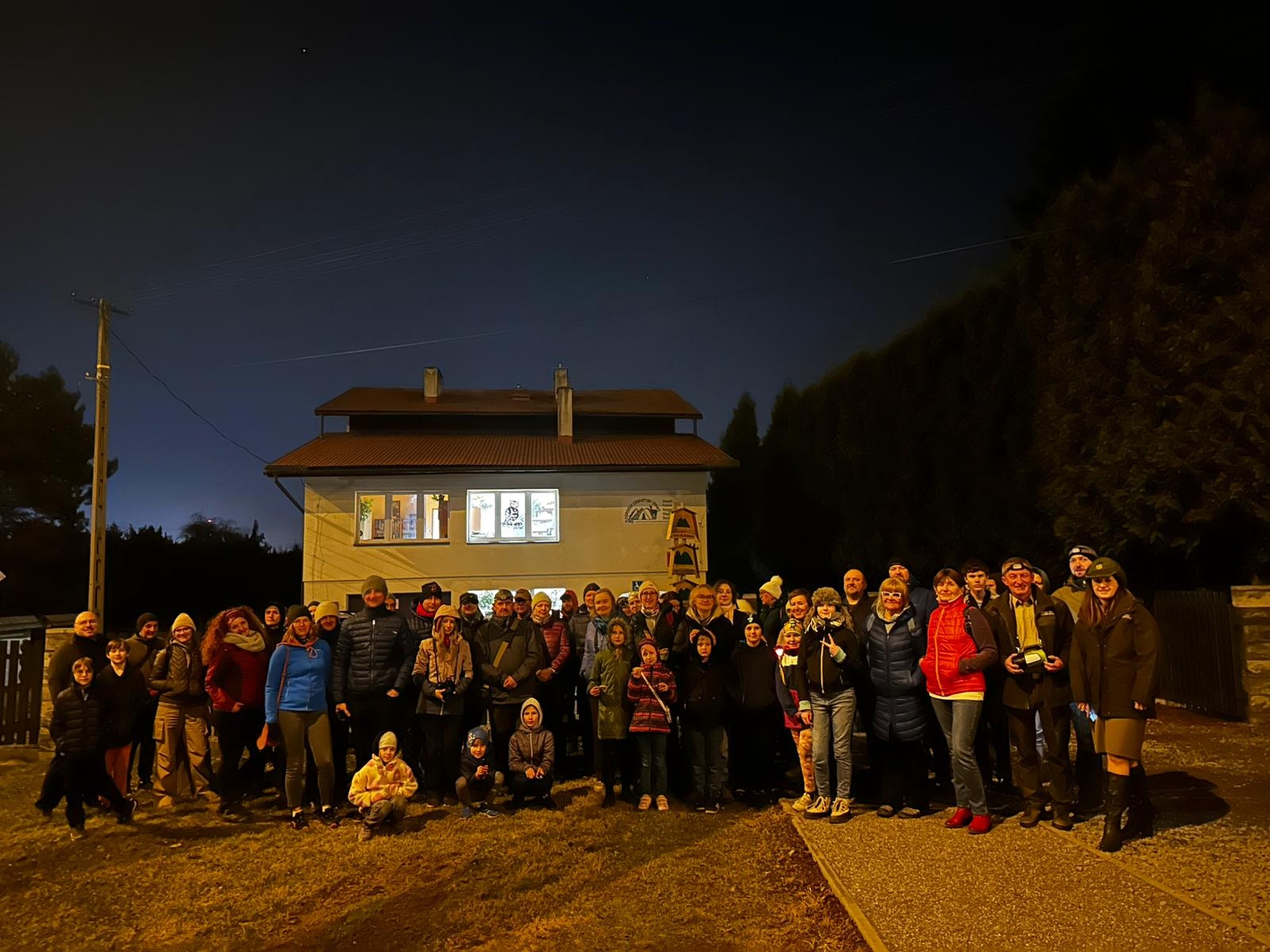 03.	Zdjęcie zbiorowe uczestników wydarzenia przed siedzibą OE ZPKWŚ w Żywcu. Zdjęcie wykonane nocą.